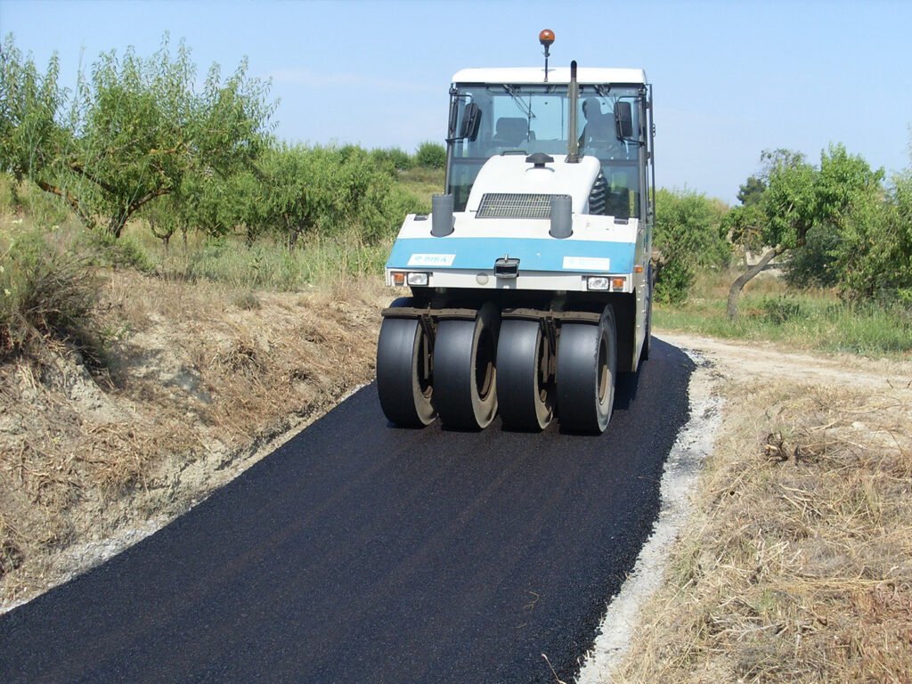 Pavimentació asfàltica - Aplanadora en via agrícola