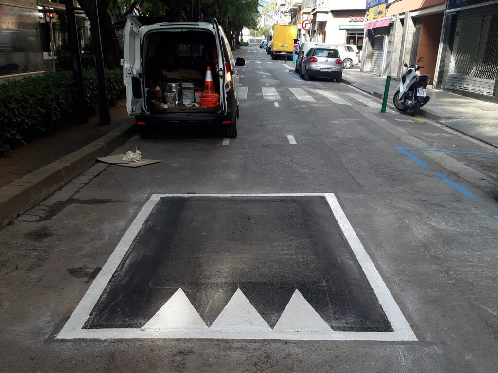 Pavimentació asfàltica - Instalació d'un reductor de velocitat en vía urbana